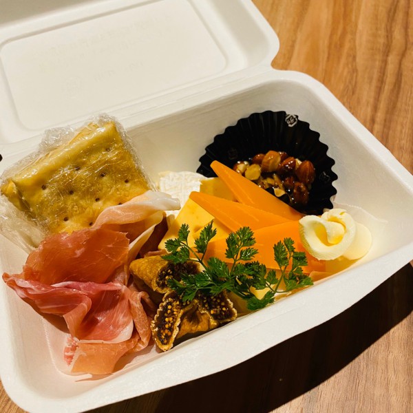 生ハムとチーズの盛り合わせ