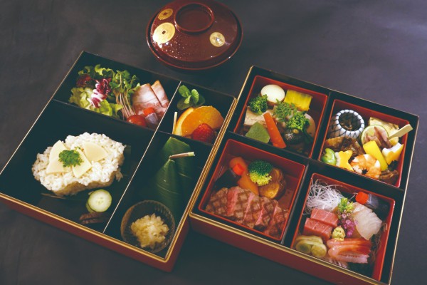 小会席料理弁当  里　(特上ステーキ)　お吸物、お刺身付