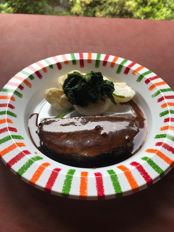 牛ホホ肉の赤ワイン煮