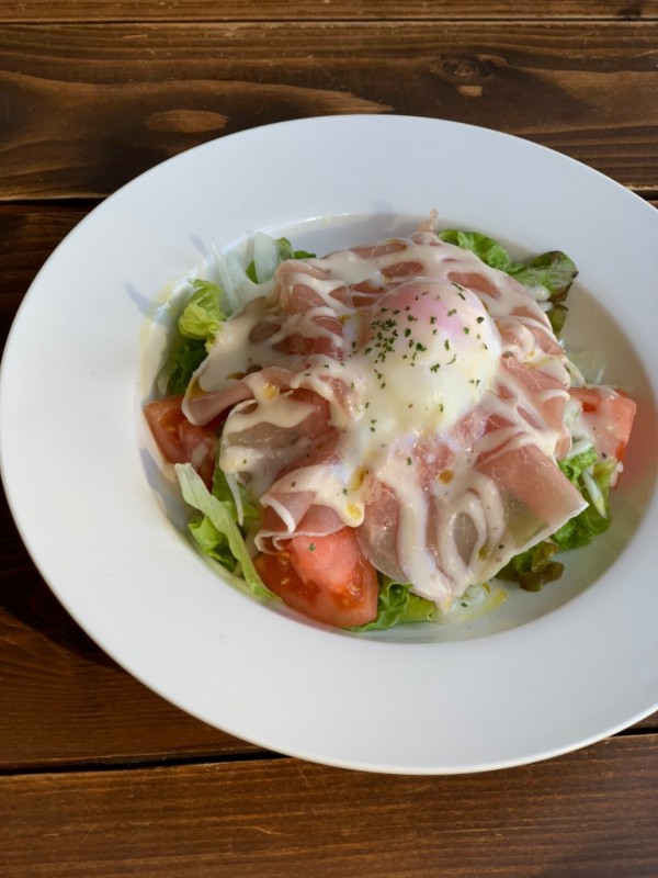 生ハムと温玉のシーザーサラダ