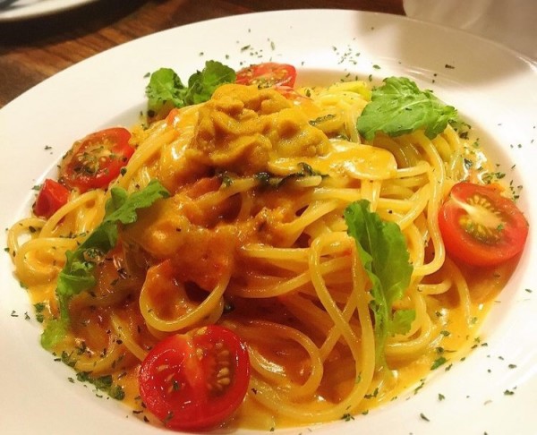 ミニトマトとルッコラのウニクリームパスタ