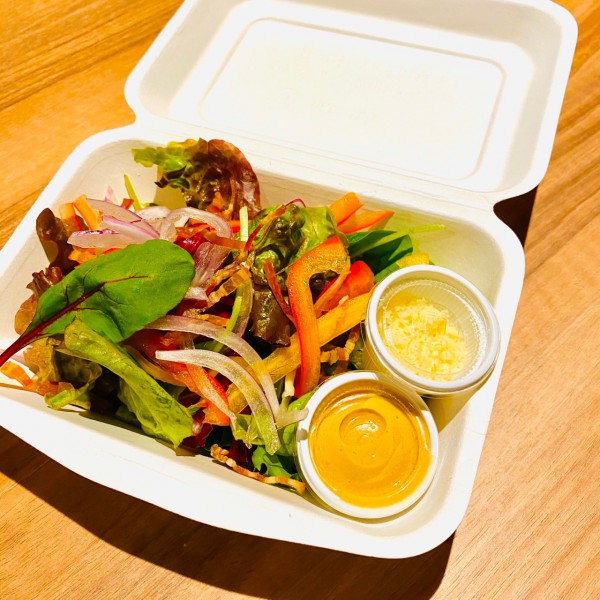 自家製ドレッシングのシンプルサラダ