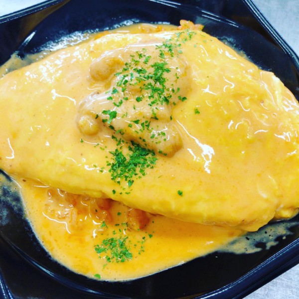 オムライス　生ウニとトマトのクリームソース