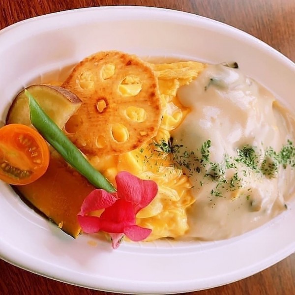 とろり卵のオムライスホワイトソースがけ