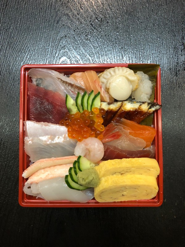 お寿司屋さんの生ちらし寿し