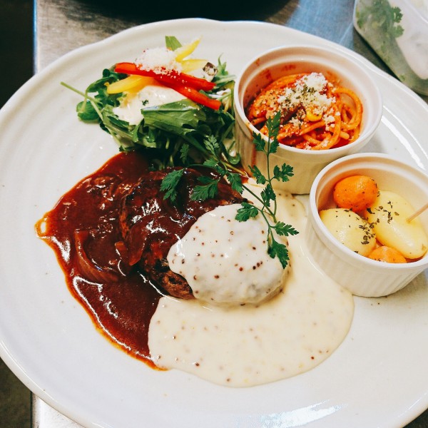 デミグラスと粒マスタードクリームの２色ソース／デミグラスソース／粒マスタードクリームソース／モルネーソース(ホワイトソース&チーズ)※全てにミニサラダ、ミニナポリタン添え※チェダーチーズオンは無料