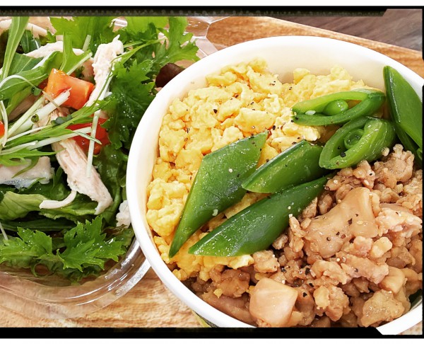 そぼろ丼サラダ付
