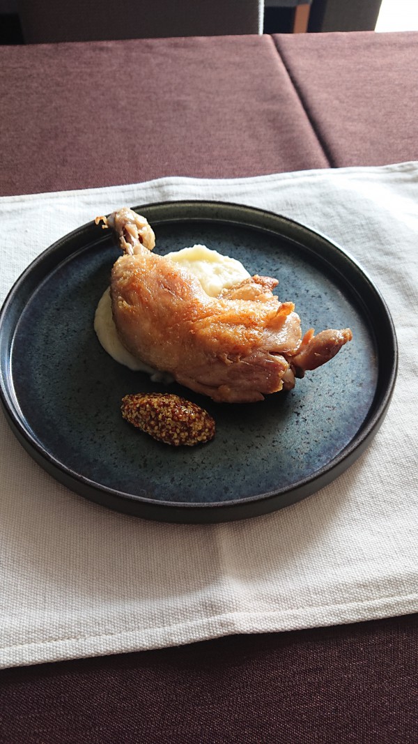 鶏足のコンフィ