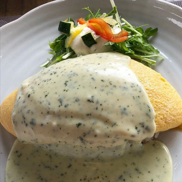 バジルクリームソース／デミグラスソース／クリーミーホワイトソース／明太子クリームソース／カレーソース※ハンバーグ添えはプラス800円※オムレツにチーズインは無料サービス